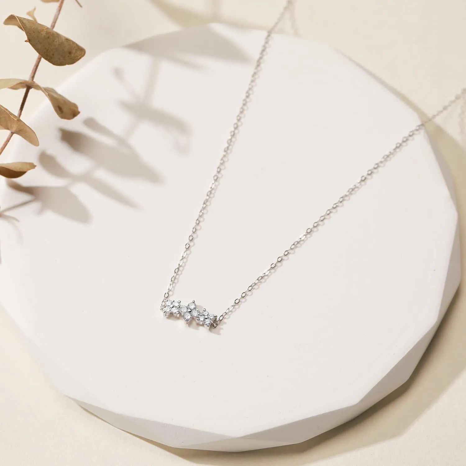 Lucky CZ Four Flower Necklaces for Women 925 Sterling Silver Cute Leaf Pendant Necklaces Simple Diamond Leaf Pendant Necklaces Bridesmaid Choker Wedding Birthday Jewelry for Mom Daughter Graduation Gifts