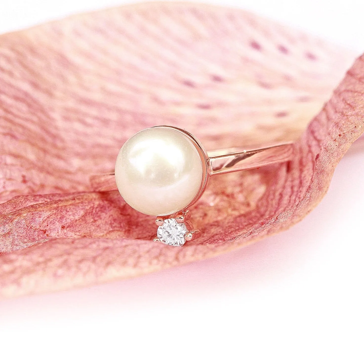 Pearl and Diamond Minimal Ring