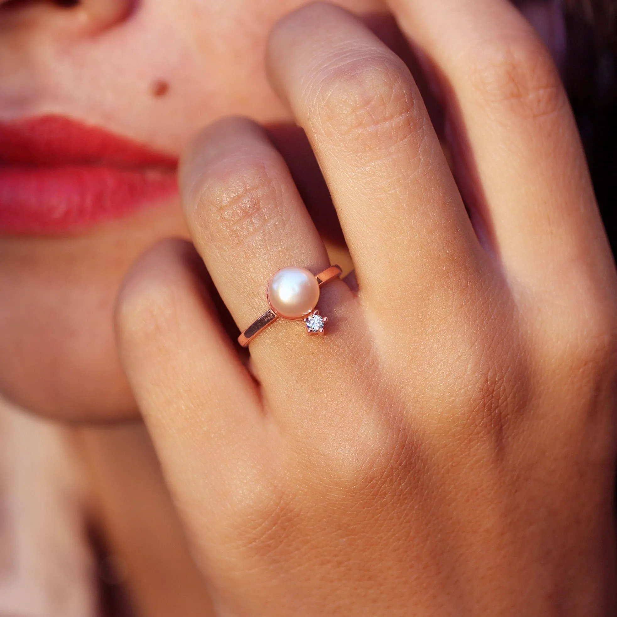 Pearl and Diamond Minimal Ring