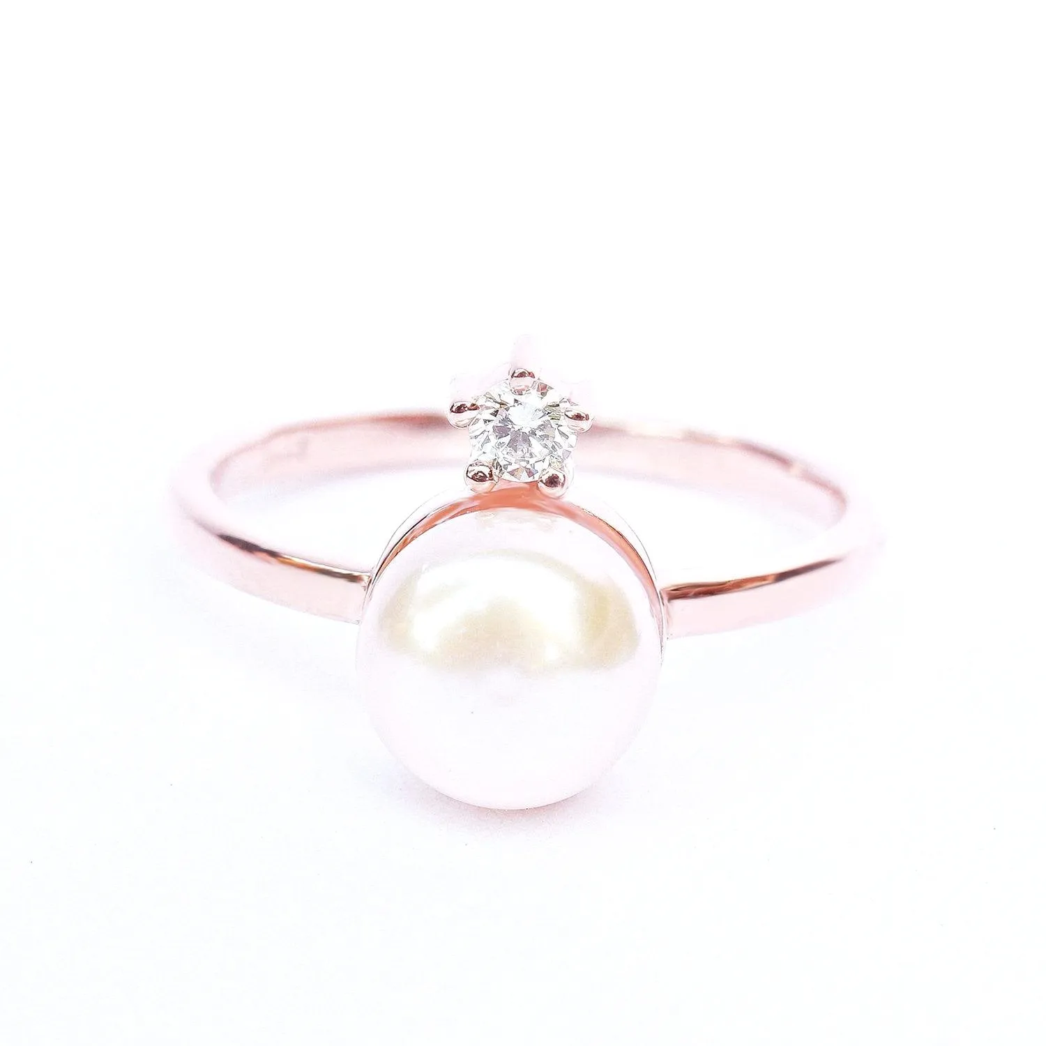 Pearl and Diamond Minimal Ring